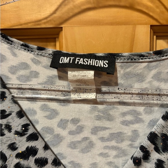 OMT Fashions, women’s size 2X featuring an animal print with subtle sparkles - Picture 3 of 9